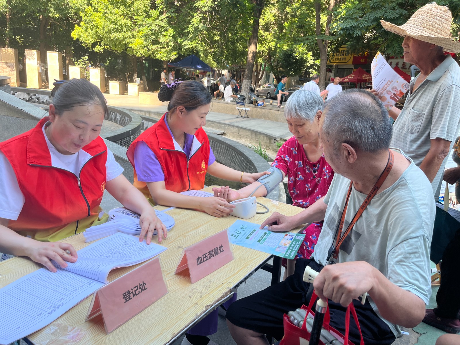 AG真人国际(中国)官方网站长丰（双凤）经开区阿奎利亚社区：“三跑腿”守护老年人(图1)